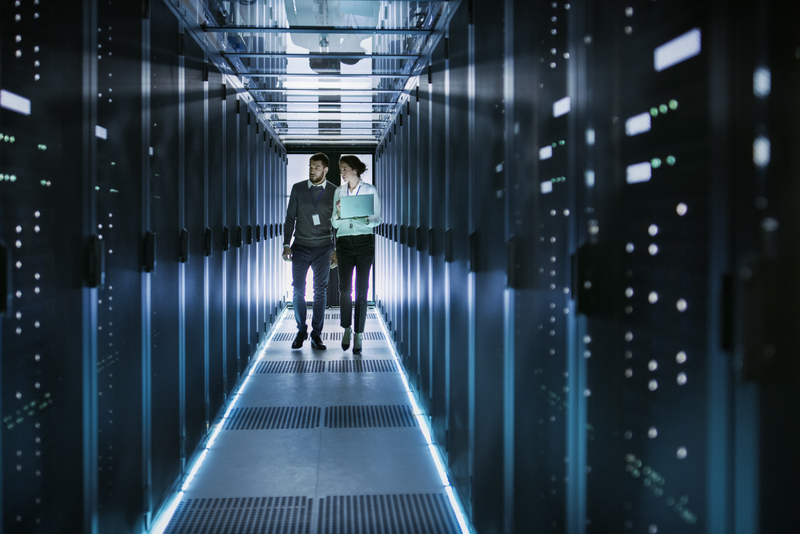 现代服务器机房中的数据中心环境监测，技术人员正在检查 IT 基础设施 | E+E Elektronik