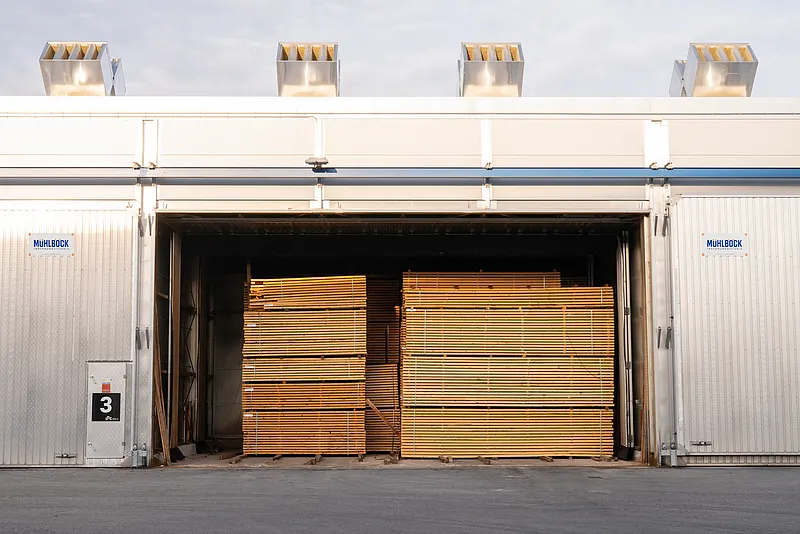 Timber drying kiln with stacked sawn timber in a Mühlböck drying kiln at LOC Holz GmbH in Arbing, Austria.