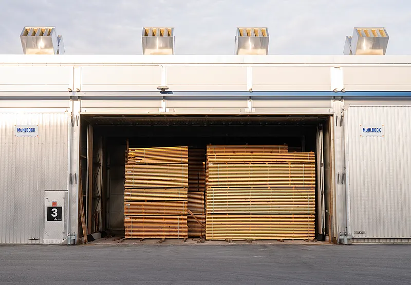 Timber drying kiln with stacked sawn timber in a Mühlböck drying kiln at LOC Holz GmbH in Arbing, Austria.