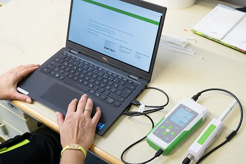 图片显示Omniport 40连接到计算机，可以进行实时数据分析和设备配置。