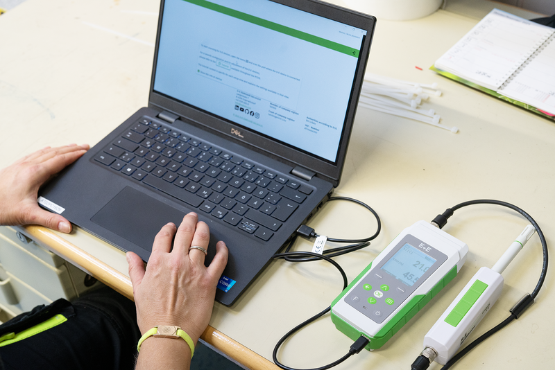 图片显示Omniport 40连接到计算机，可以进行实时数据分析和设备配置。