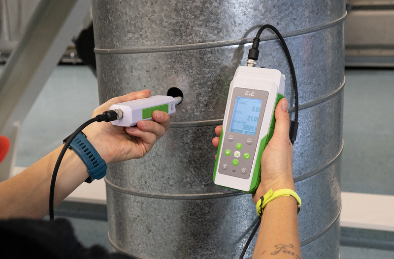 On-site measurement with a hand-held probe HTP201