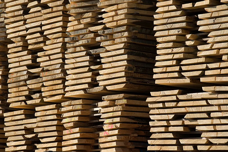 为自然或工业建筑材料干燥堆放的木板。